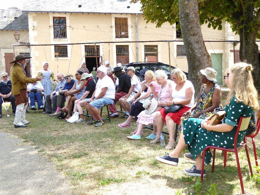 Accueil et visite des structures dans la prairie